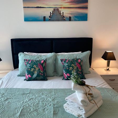 Earley Berks Luxury Serviced Apartments,5 Bedrooms, 5 Double Beds, 2 Bathrooms, Free Super Fast Wifi & Parking מראה חיצוני תמונה