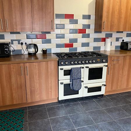 Earley Berks Luxury Serviced Apartments,5 Bedrooms, 5 Double Beds, 2 Bathrooms, Free Super Fast Wifi & Parking מראה חיצוני תמונה