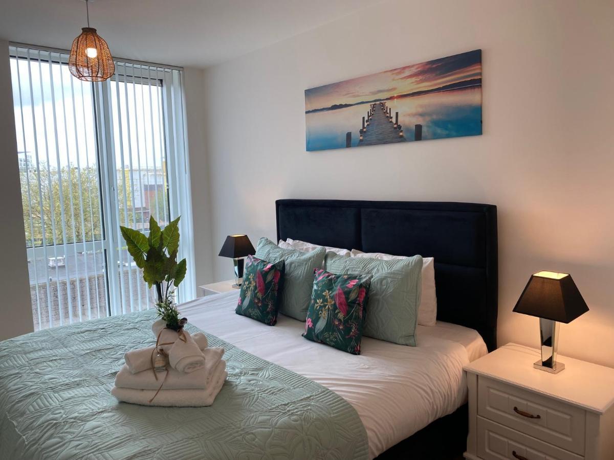 Earley Berks Luxury Serviced Apartments,5 Bedrooms, 5 Double Beds, 2 Bathrooms, Free Super Fast Wifi & Parking מראה חיצוני תמונה