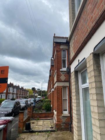 Earley Berks Luxury Serviced Apartments,5 Bedrooms, 5 Double Beds, 2 Bathrooms, Free Super Fast Wifi & Parking מראה חיצוני תמונה