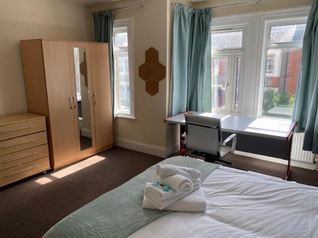 Earley Berks Luxury Serviced Apartments,5 Bedrooms, 5 Double Beds, 2 Bathrooms, Free Super Fast Wifi & Parking מראה חיצוני תמונה