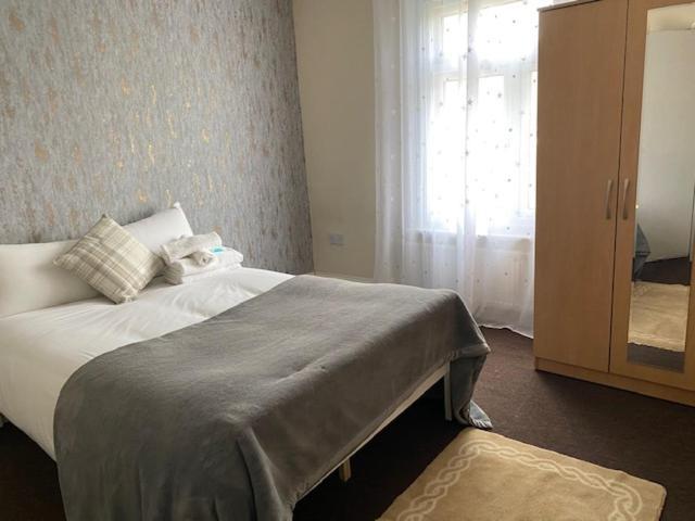 Earley Berks Luxury Serviced Apartments,5 Bedrooms, 5 Double Beds, 2 Bathrooms, Free Super Fast Wifi & Parking מראה חיצוני תמונה