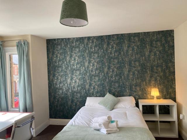 Earley Berks Luxury Serviced Apartments,5 Bedrooms, 5 Double Beds, 2 Bathrooms, Free Super Fast Wifi & Parking מראה חיצוני תמונה