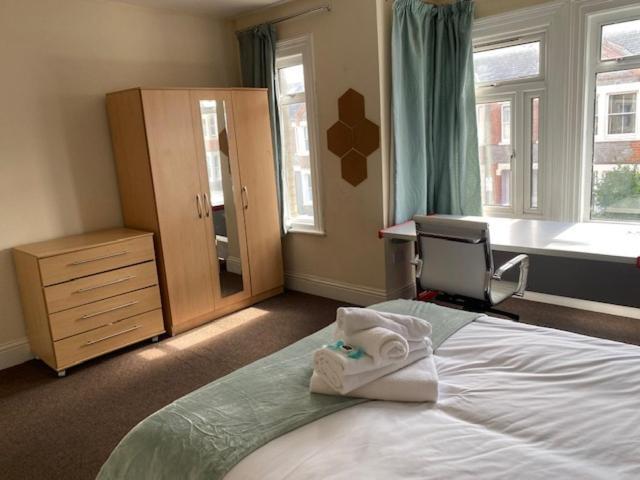 Earley Berks Luxury Serviced Apartments,5 Bedrooms, 5 Double Beds, 2 Bathrooms, Free Super Fast Wifi & Parking מראה חיצוני תמונה