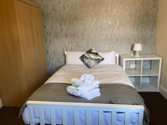 Earley Berks Luxury Serviced Apartments,5 Bedrooms, 5 Double Beds, 2 Bathrooms, Free Super Fast Wifi & Parking מראה חיצוני תמונה