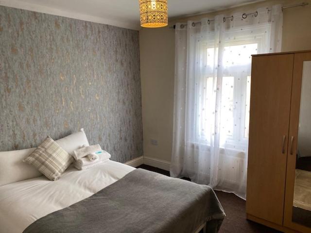 Earley Berks Luxury Serviced Apartments,5 Bedrooms, 5 Double Beds, 2 Bathrooms, Free Super Fast Wifi & Parking מראה חיצוני תמונה