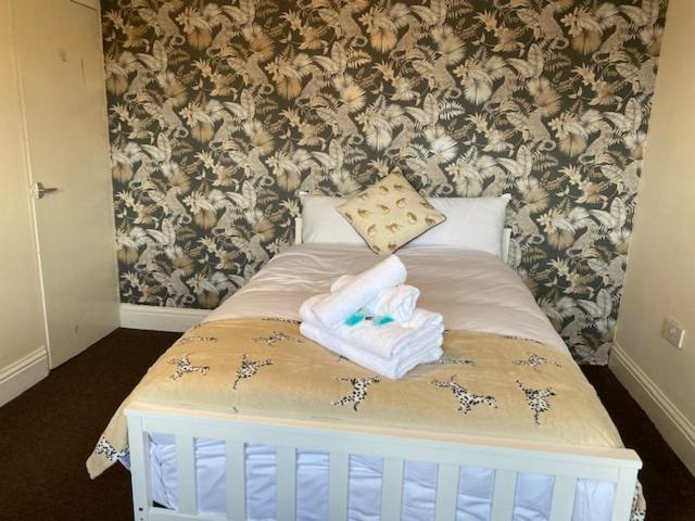 Earley Berks Luxury Serviced Apartments,5 Bedrooms, 5 Double Beds, 2 Bathrooms, Free Super Fast Wifi & Parking מראה חיצוני תמונה