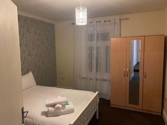 Earley Berks Luxury Serviced Apartments,5 Bedrooms, 5 Double Beds, 2 Bathrooms, Free Super Fast Wifi & Parking מראה חיצוני תמונה