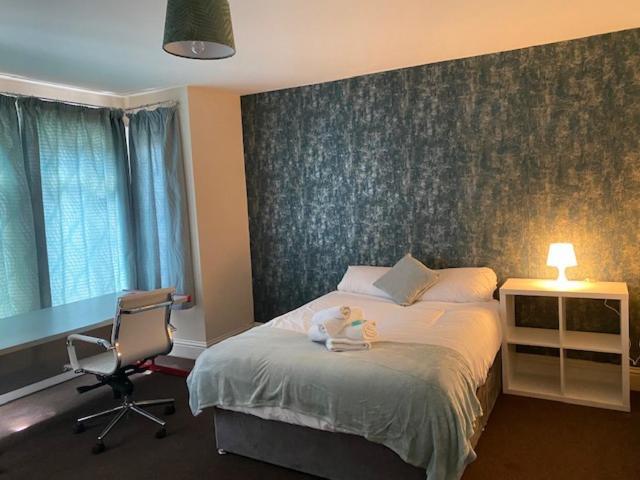 Earley Berks Luxury Serviced Apartments,5 Bedrooms, 5 Double Beds, 2 Bathrooms, Free Super Fast Wifi & Parking מראה חיצוני תמונה