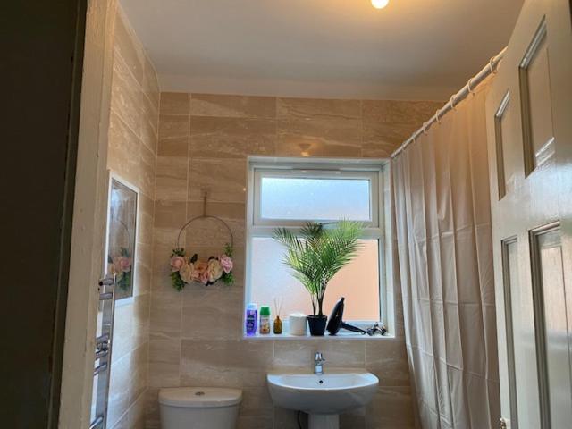 Earley Berks Luxury Serviced Apartments,5 Bedrooms, 5 Double Beds, 2 Bathrooms, Free Super Fast Wifi & Parking מראה חיצוני תמונה