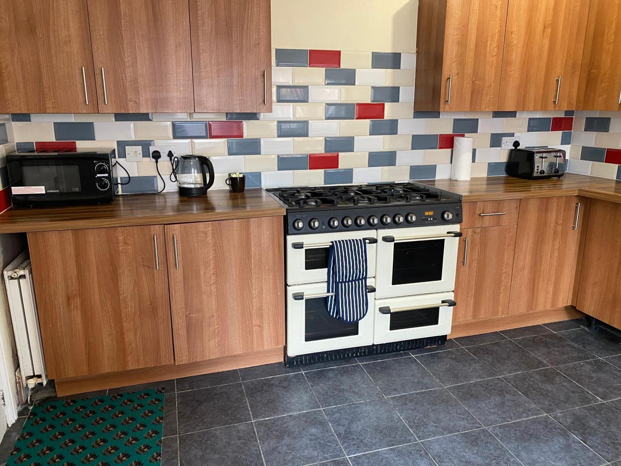 Earley Berks Luxury Serviced Apartments,5 Bedrooms, 5 Double Beds, 2 Bathrooms, Free Super Fast Wifi & Parking מראה חיצוני תמונה