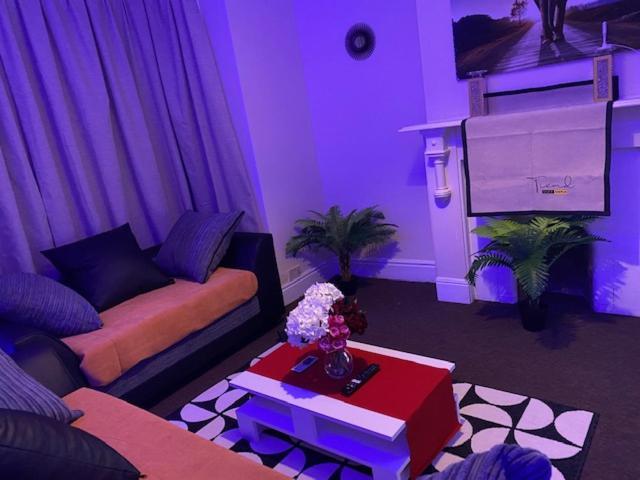 Earley Berks Luxury Serviced Apartments,5 Bedrooms, 5 Double Beds, 2 Bathrooms, Free Super Fast Wifi & Parking מראה חיצוני תמונה
